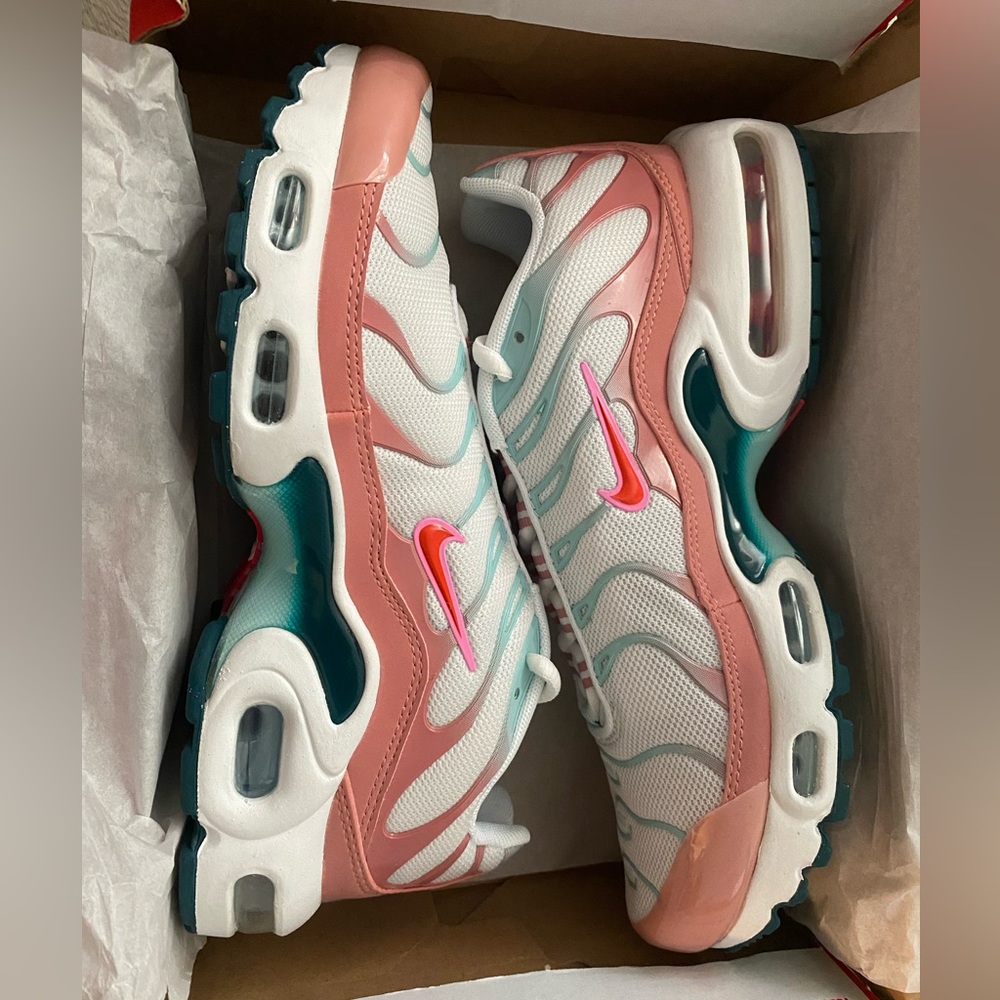 NWB new Nike Air Max Plus big kids size 6Y (7.5 women )